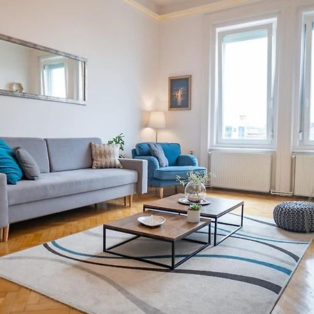Chic Central Flat With River View 부다페스트 외부 사진