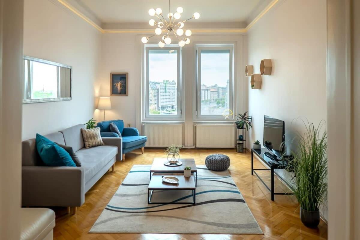 Chic Central Flat With River View 부다페스트 외부 사진