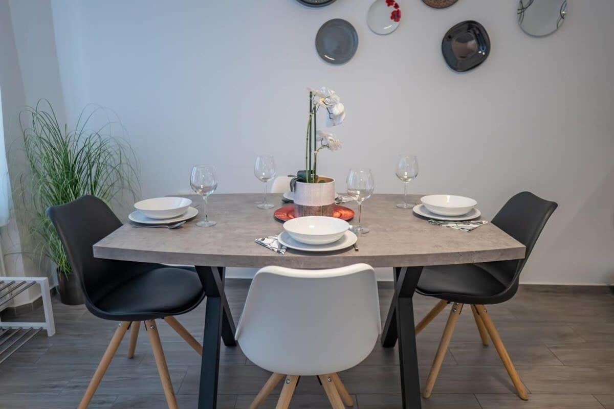 Chic Central Flat With River View 부다페스트 외부 사진