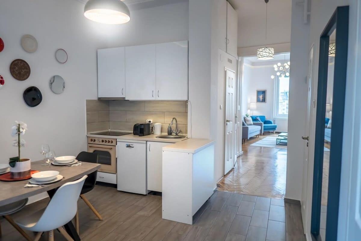 Chic Central Flat With River View 부다페스트 외부 사진