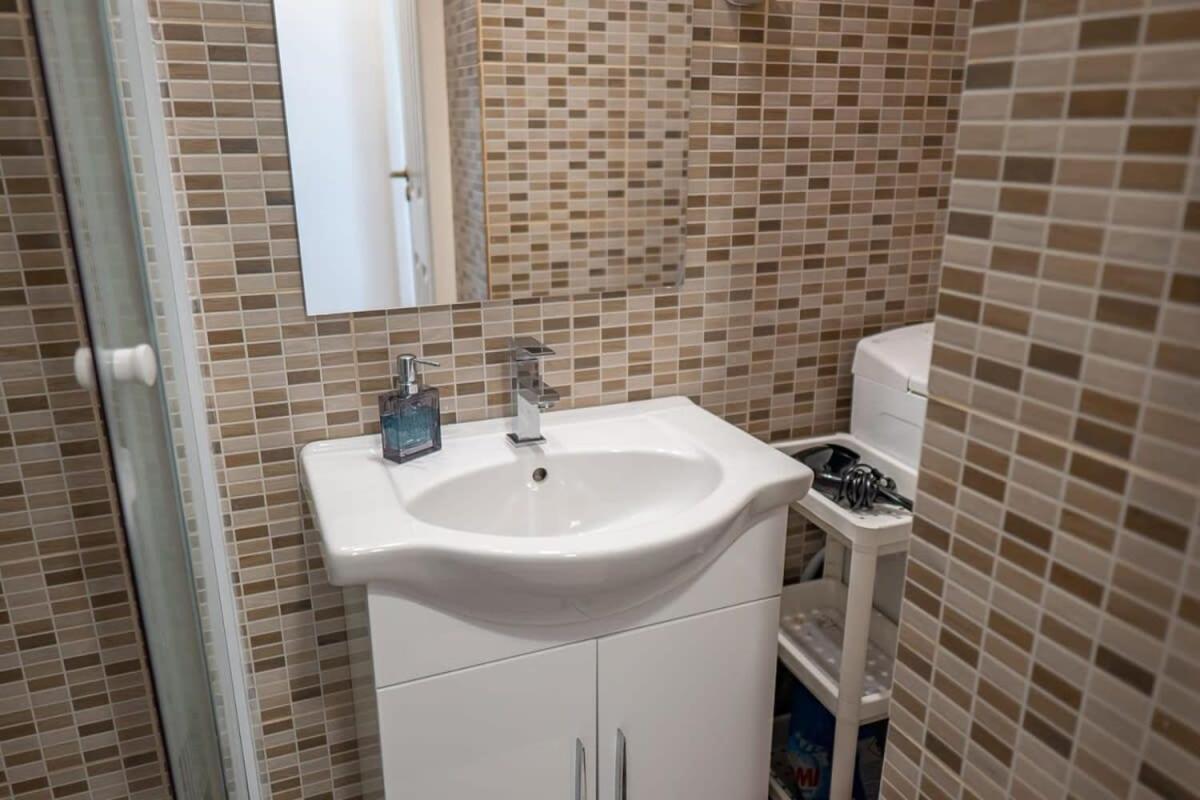 Chic Central Flat With River View 부다페스트 외부 사진