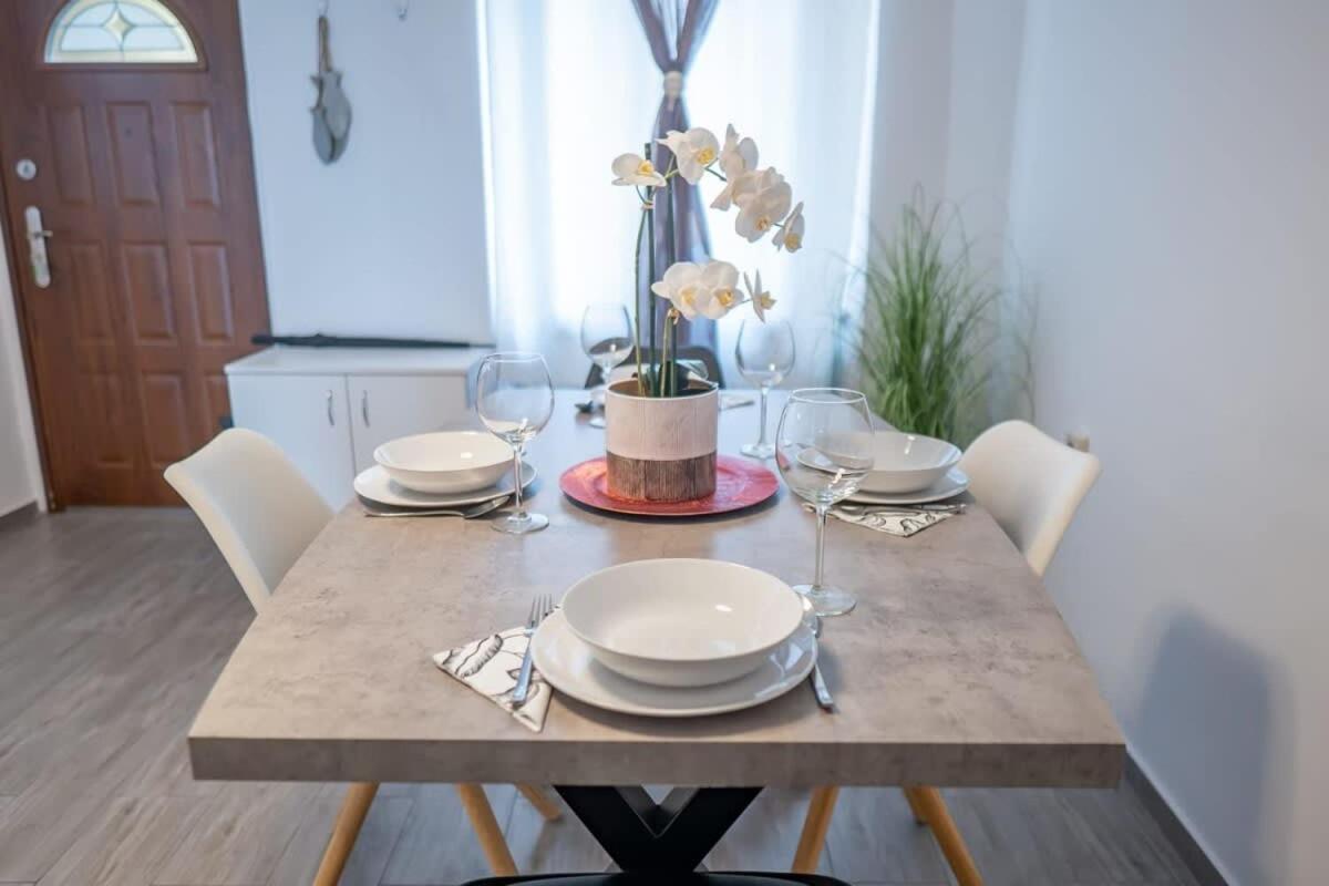 Chic Central Flat With River View 부다페스트 외부 사진